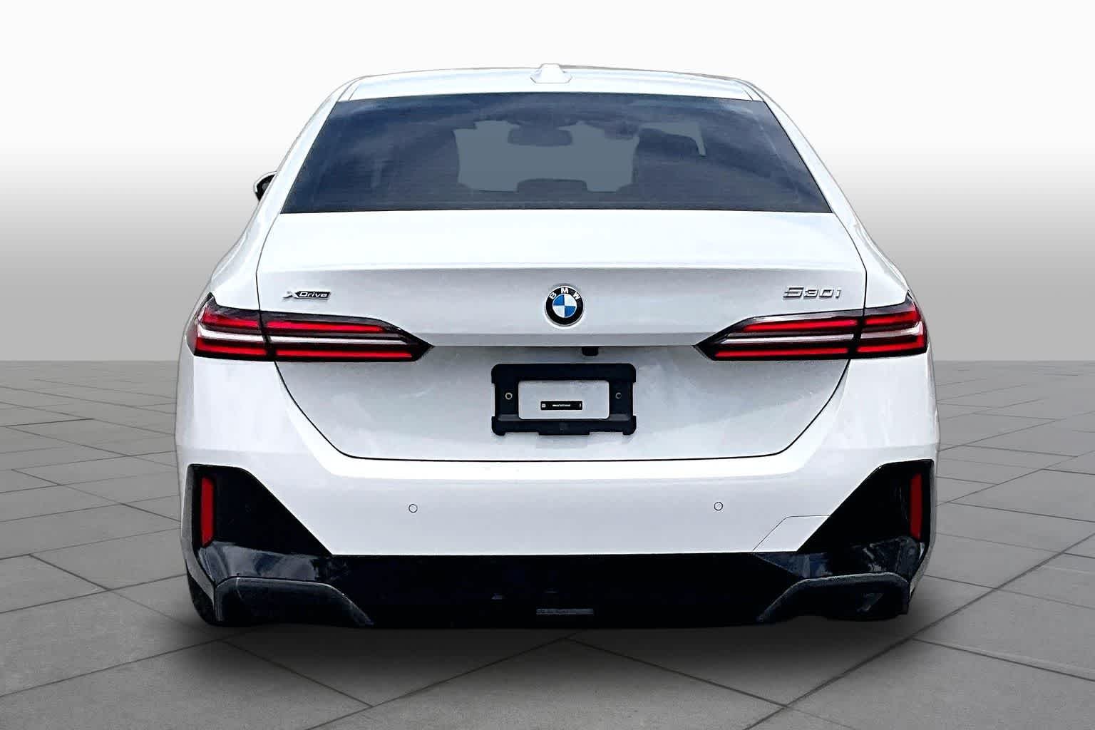 New 2026 Alpine White BMW 530i xDrive image 4