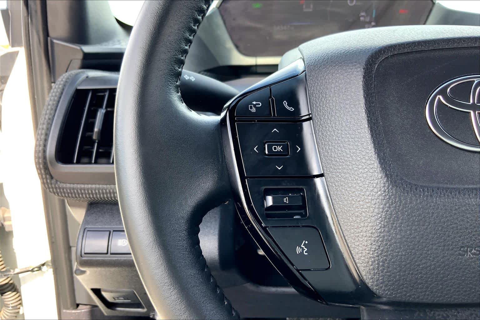 Used 2025 Wind Chill Pearl Toyota XLE image 22