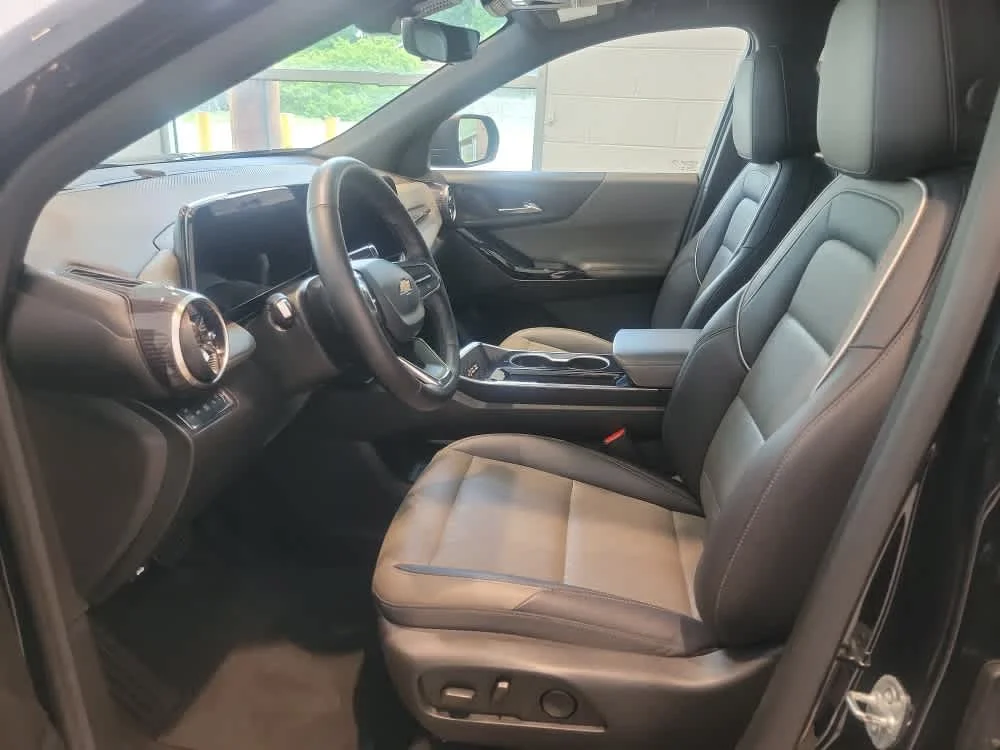 Used 2025 Mosaic Black Metallic Chevrolet LT image 11