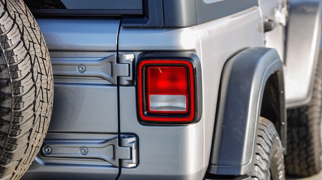 Used 2018 Billet Silver Metallic Jeep Rubicon image 10