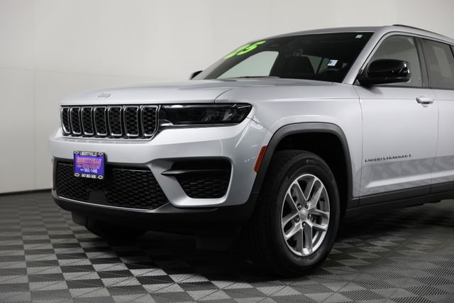 Used 2025 Silver Jeep Laredo image 25
