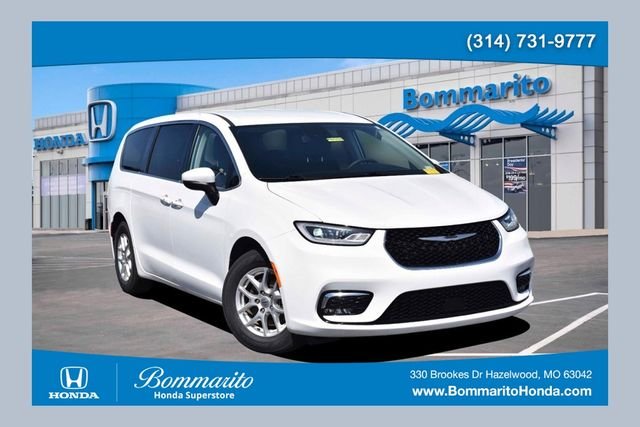 2023 Chrysler Pacifica Touring L's photo