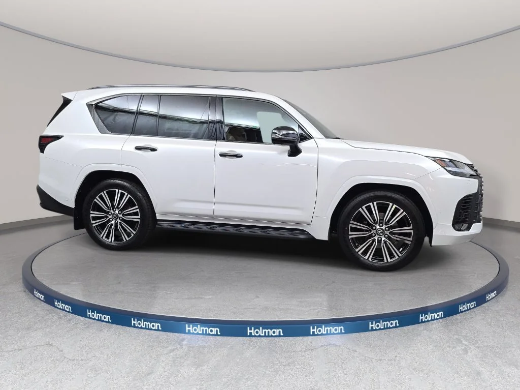 New 2026 Eminent White Pearl Lexus 700h Luxury image 3