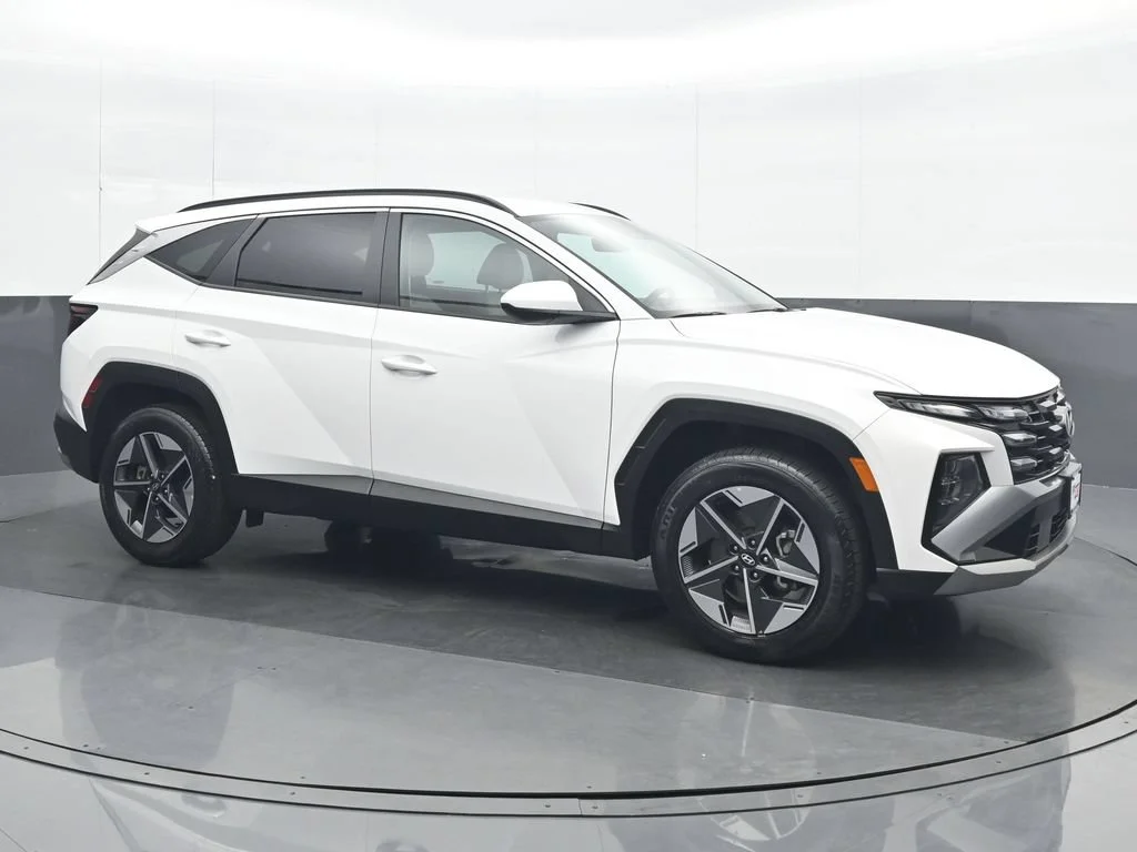 Used 2025 White Hyundai SEL image 8