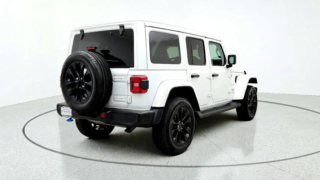 Used 2024 Bright White Clearcoat Jeep Sahara 4x4 w/ Sky One-Touch Top, Tech & Safety Pkgs image 5