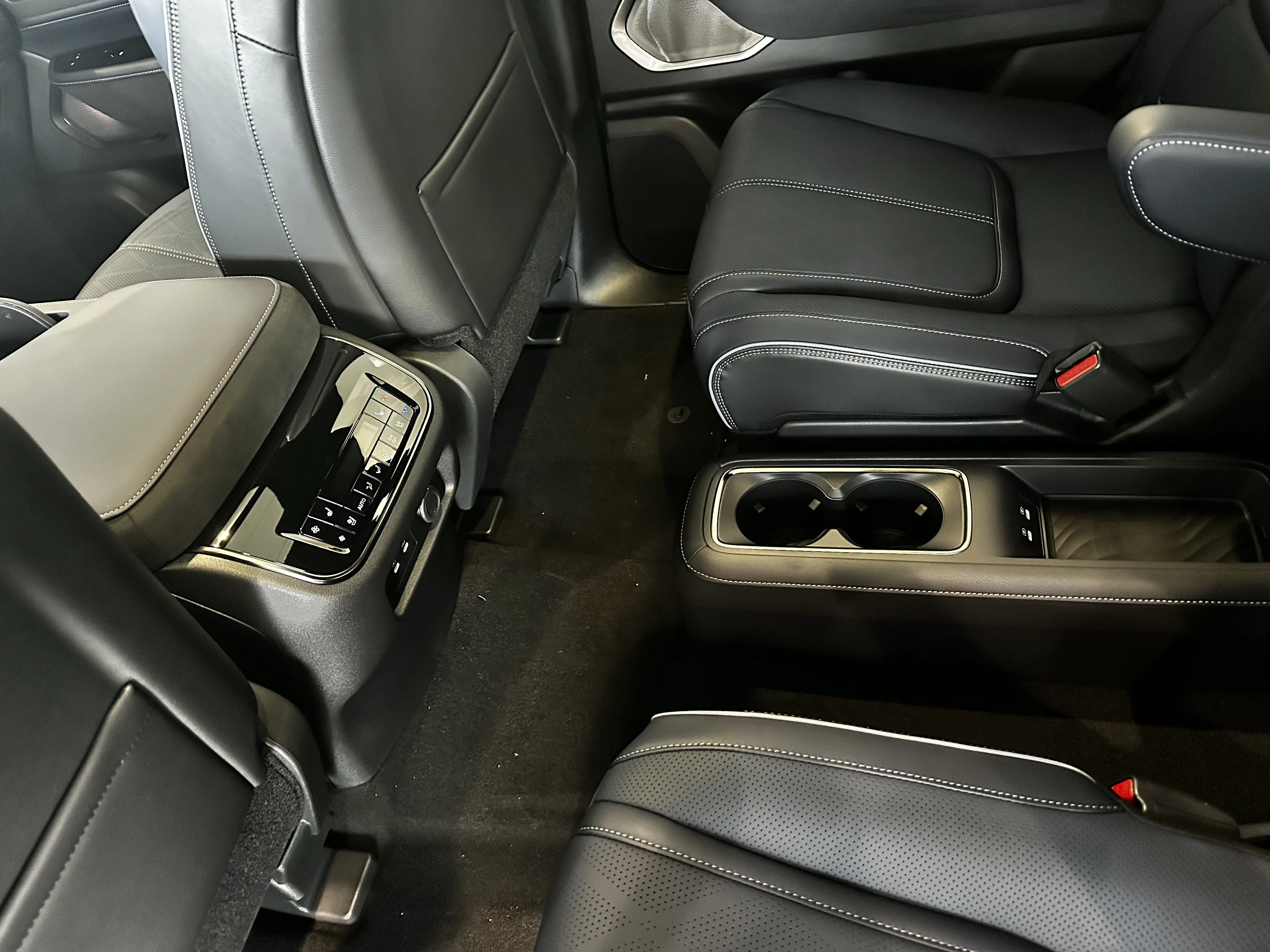 New 2027 2T RADIANT WHIT INFINITI Sport 4WD image 13