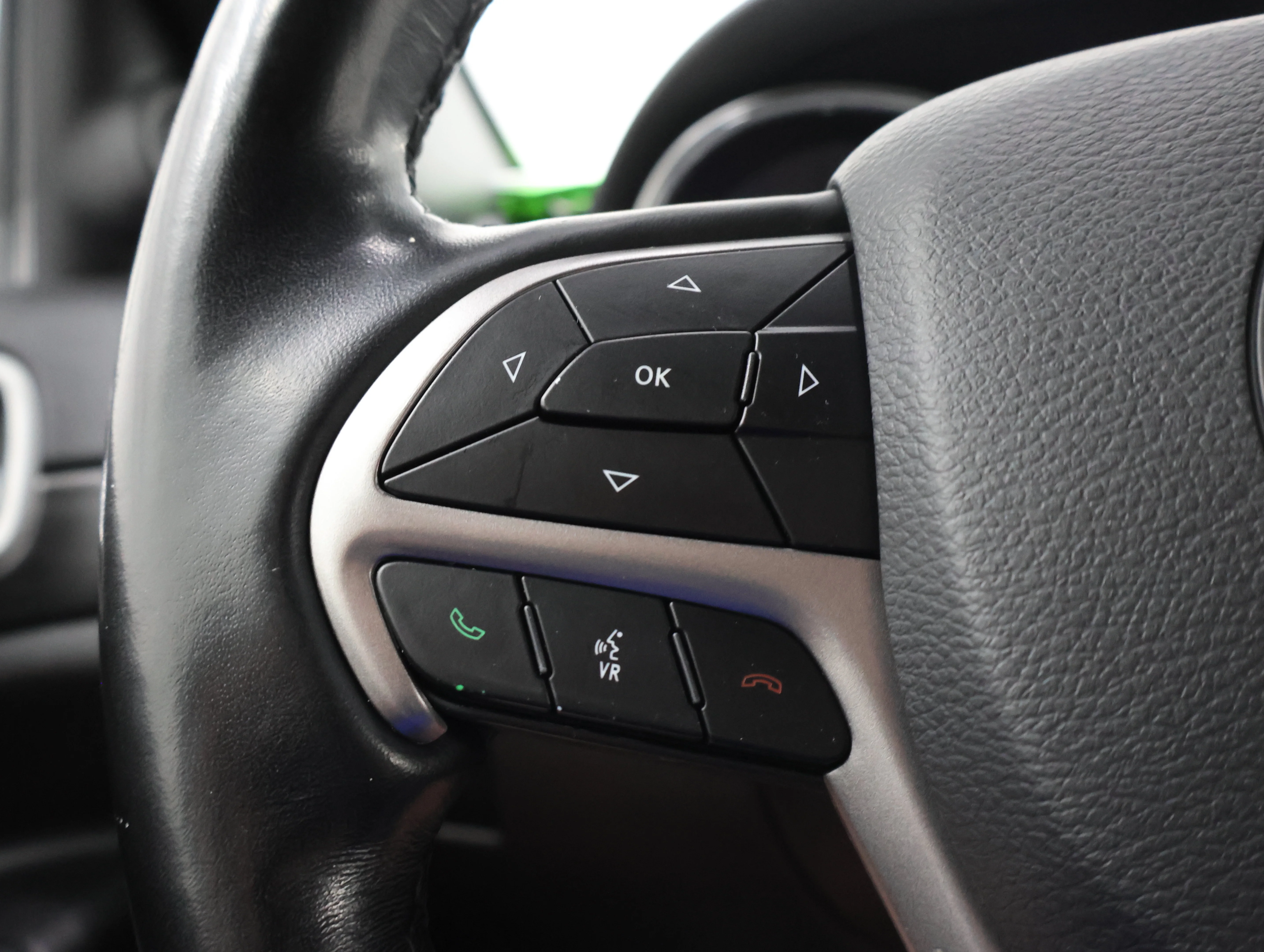 Used 2020 Sting-Gray Clearcoat Jeep Altitude image 15