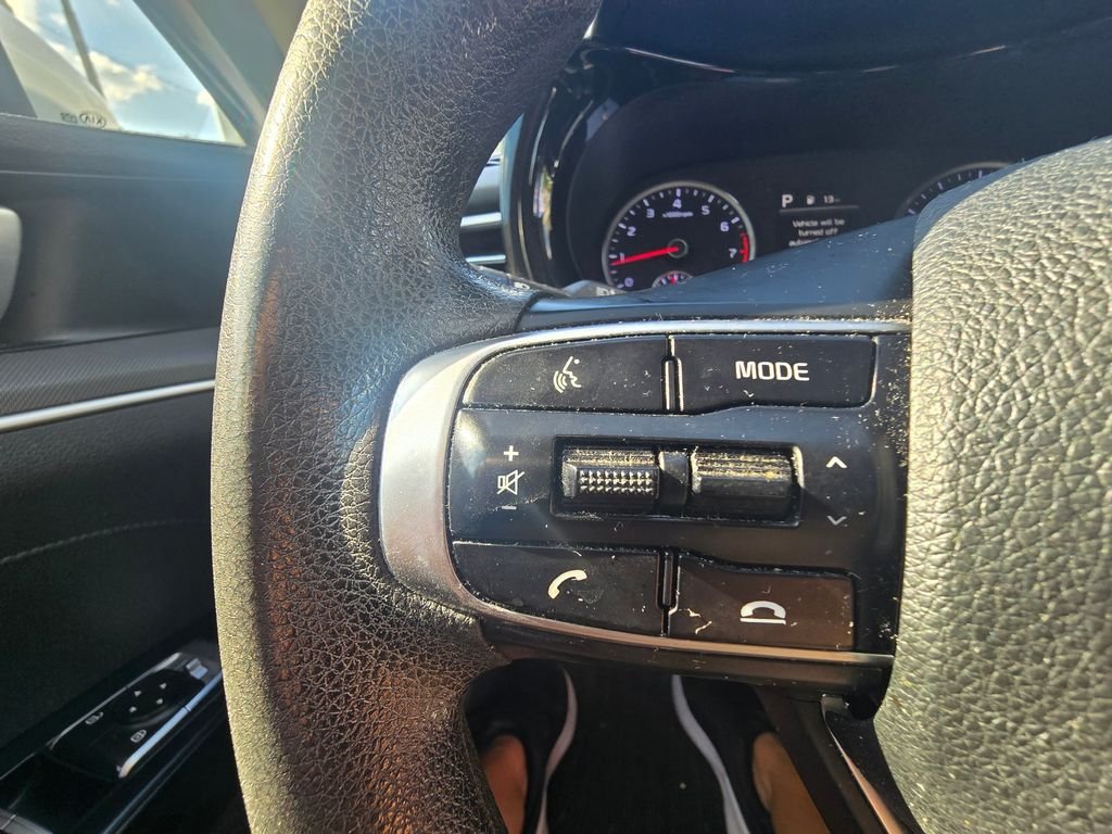 Used 2021 White Kia LXS image 24