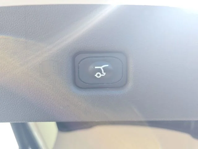 Used 2022 White Lincoln Reserve image 10