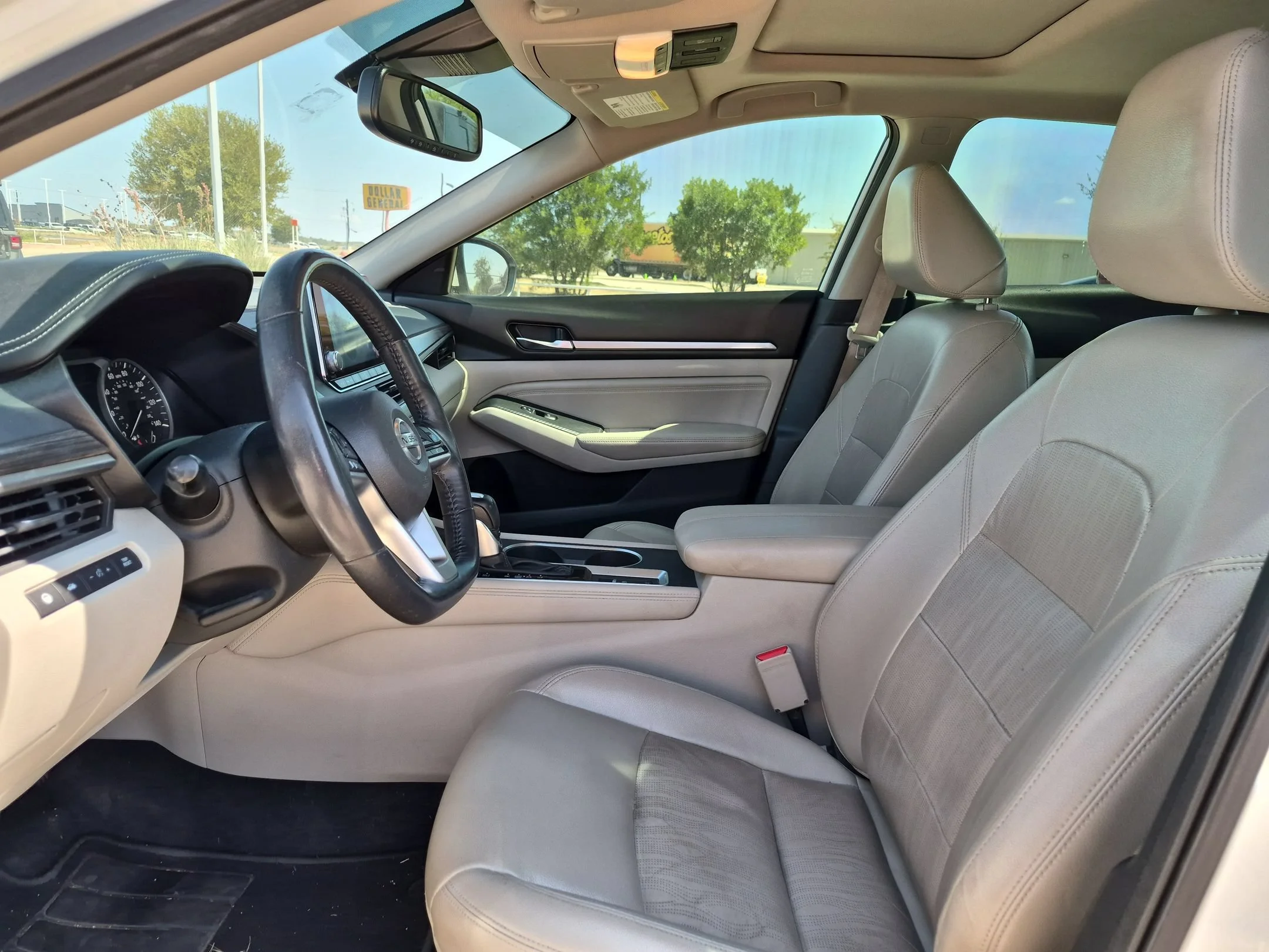 Used 2019 White Nissan 2.5 Platinum image 9