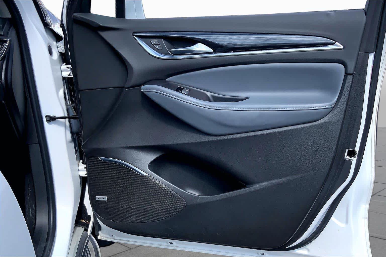Used 2018 White Frost Tricoat Buick Premium image 22