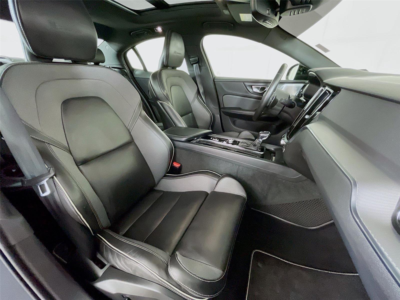 Used 2019 Pebble Grey Metallic Volvo R-Design image 32
