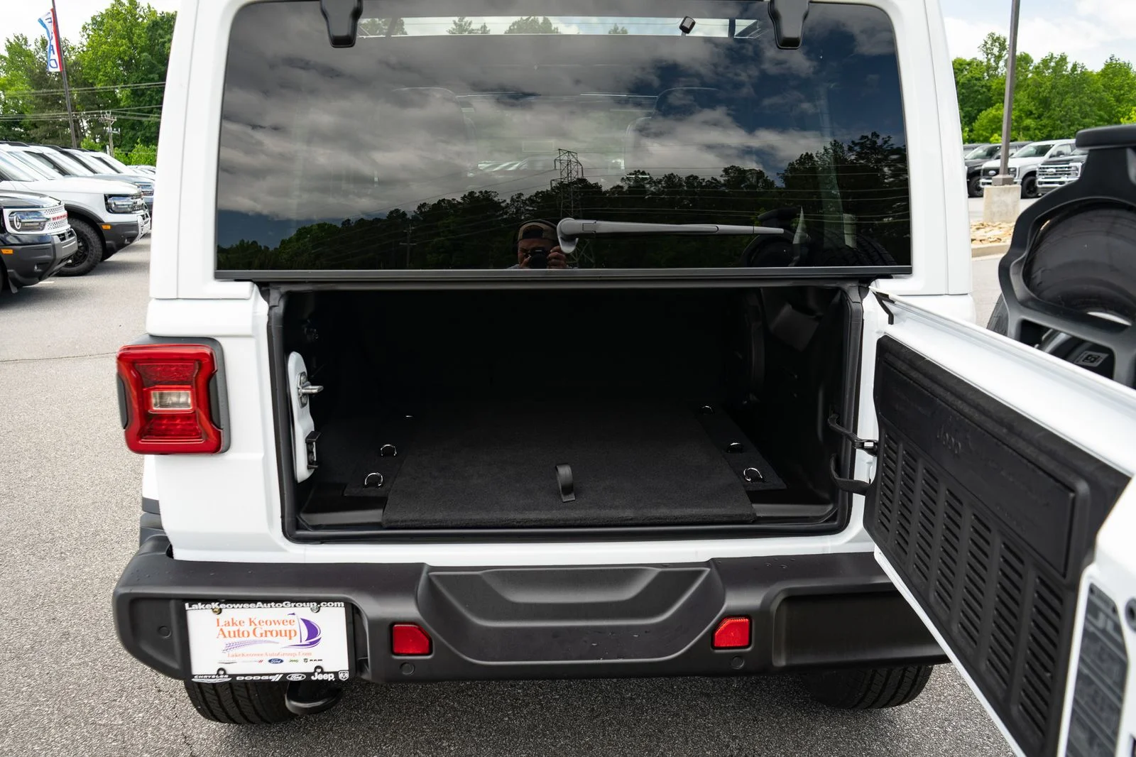 New 2026 Bright White Clear-Coat Exterior Paint Jeep Sahara image 8