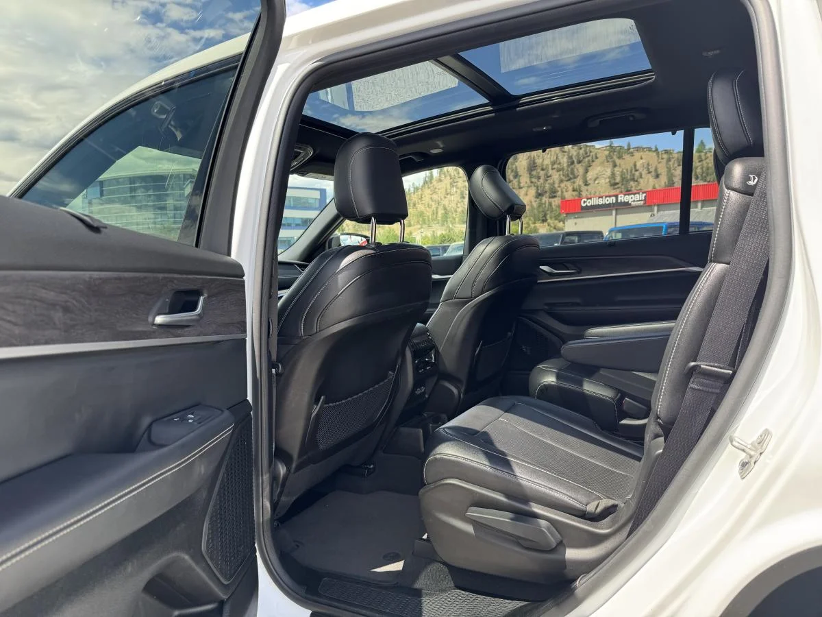 Used 2024 White Jeep Limited image 11