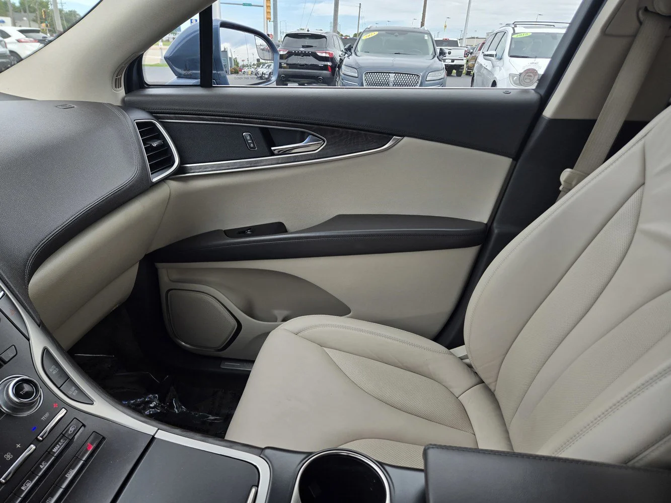 Used 2018 Blue Metallic LINCOLN Select image 15