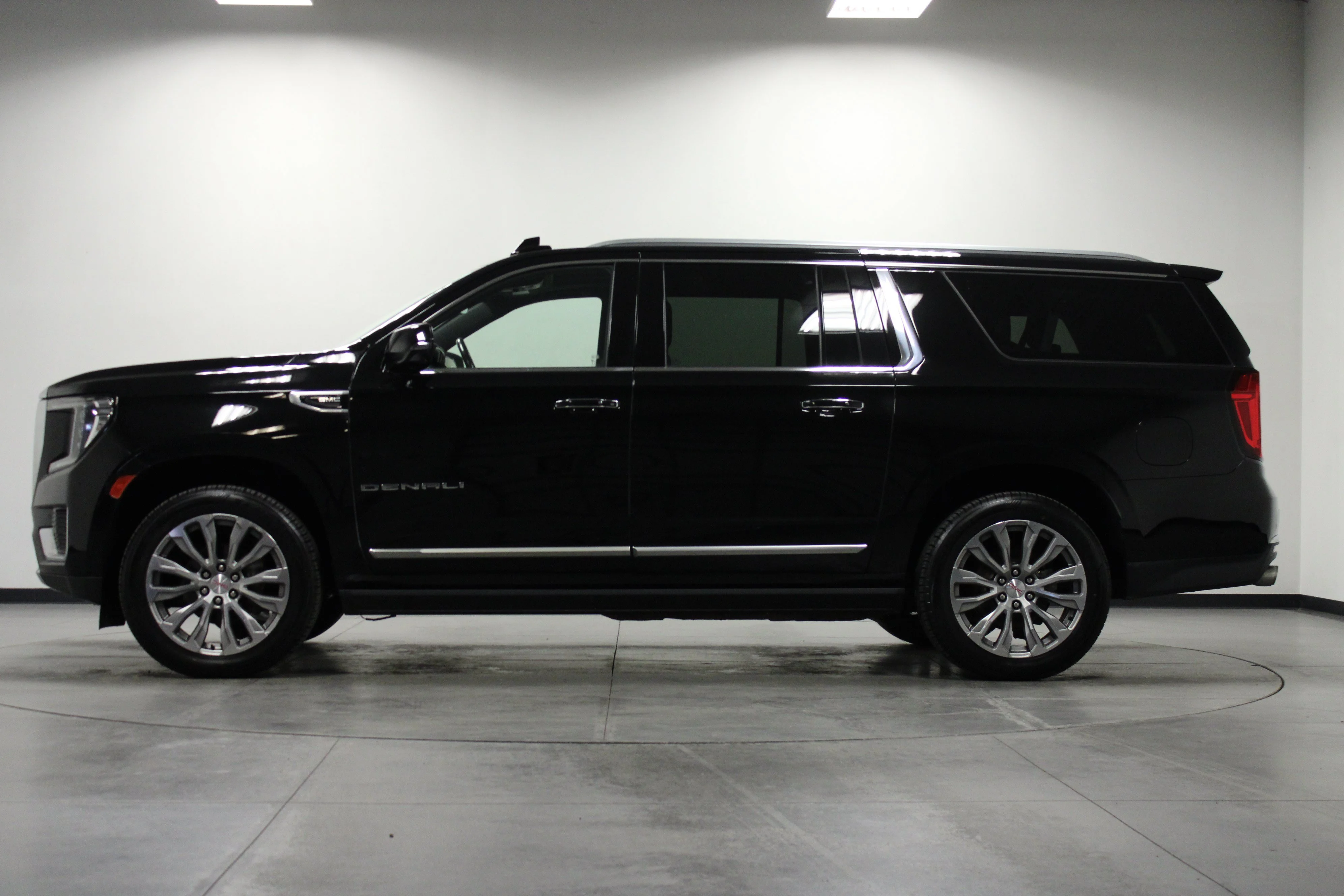 Used 2021 Onyx Black GMC Denali image 7