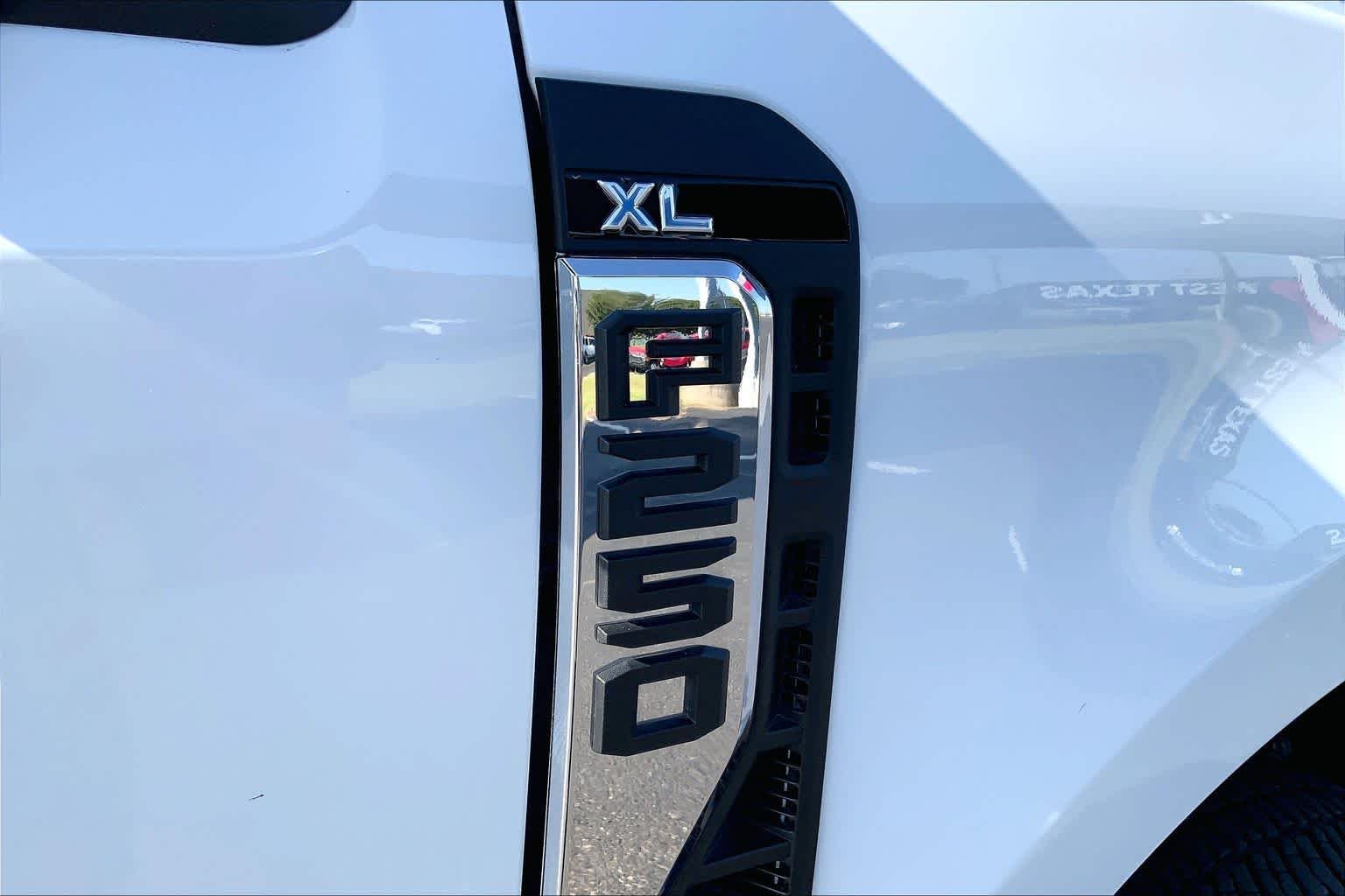 Used 2025 White Ford XL image 10