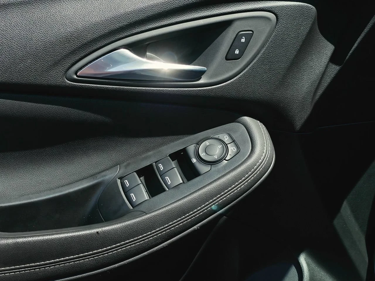 Used 2025 Summit White Buick Preferred image 8