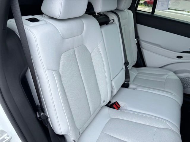 New 2026 Bright White Clear-Coat Exterior Paint Jeep Laredo image 19