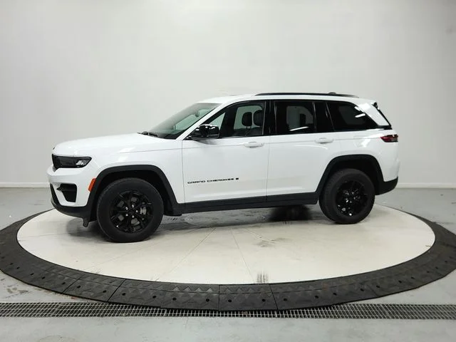 Used 2024 White Jeep Altitude image 5