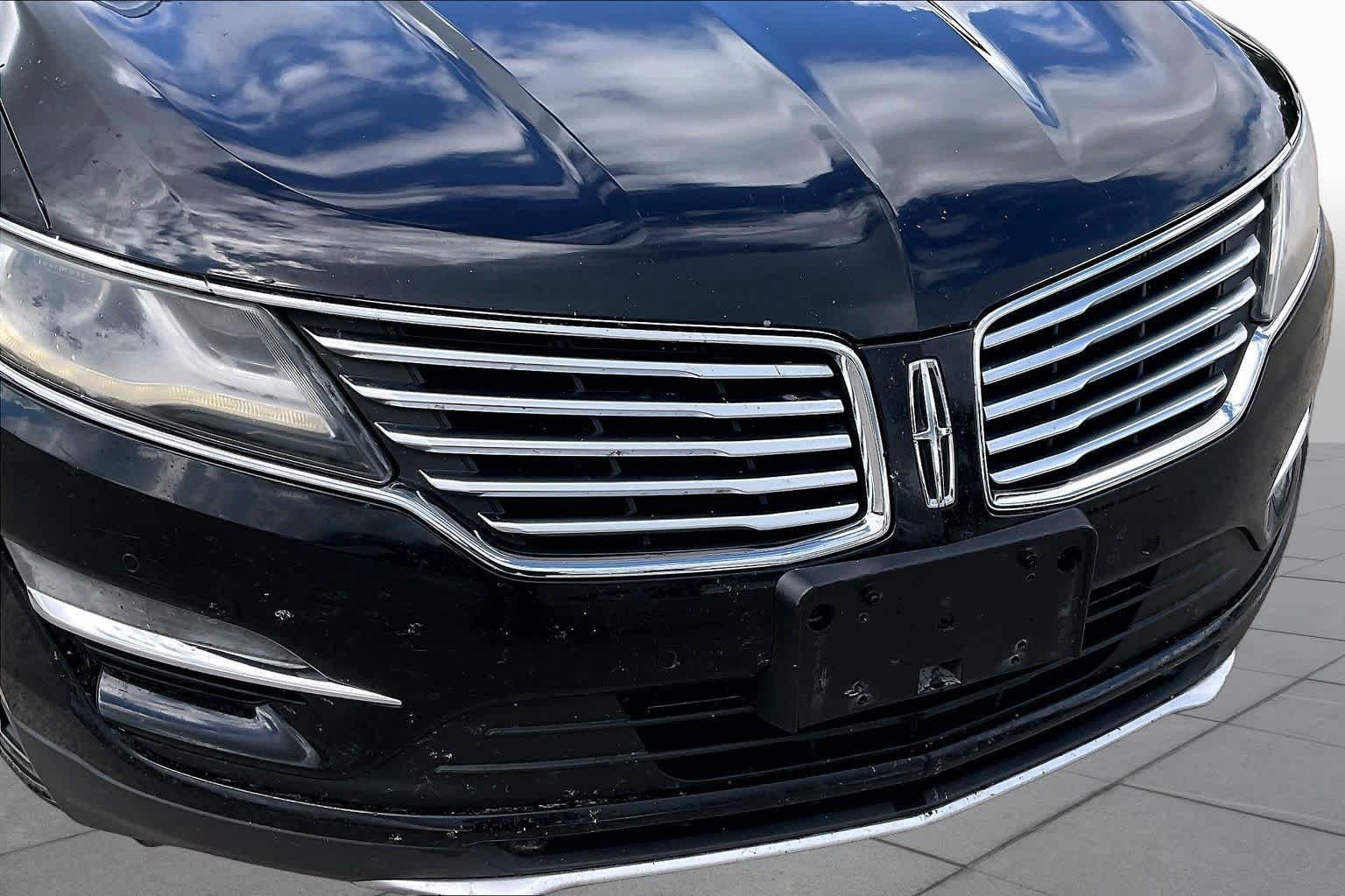 Used 2017 Diamond Black Metallic Lincoln Reserve image 28