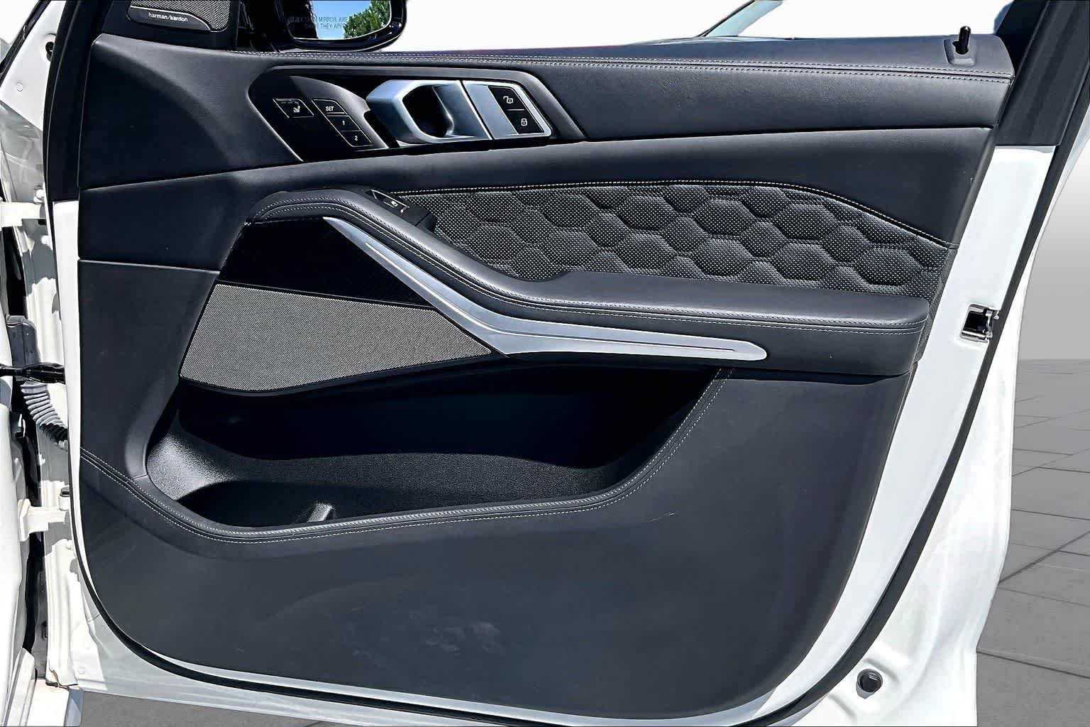 Used 2022 Alpine White BMW  image 21