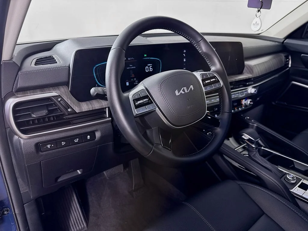 Used 2025 Black Kia EX image 9
