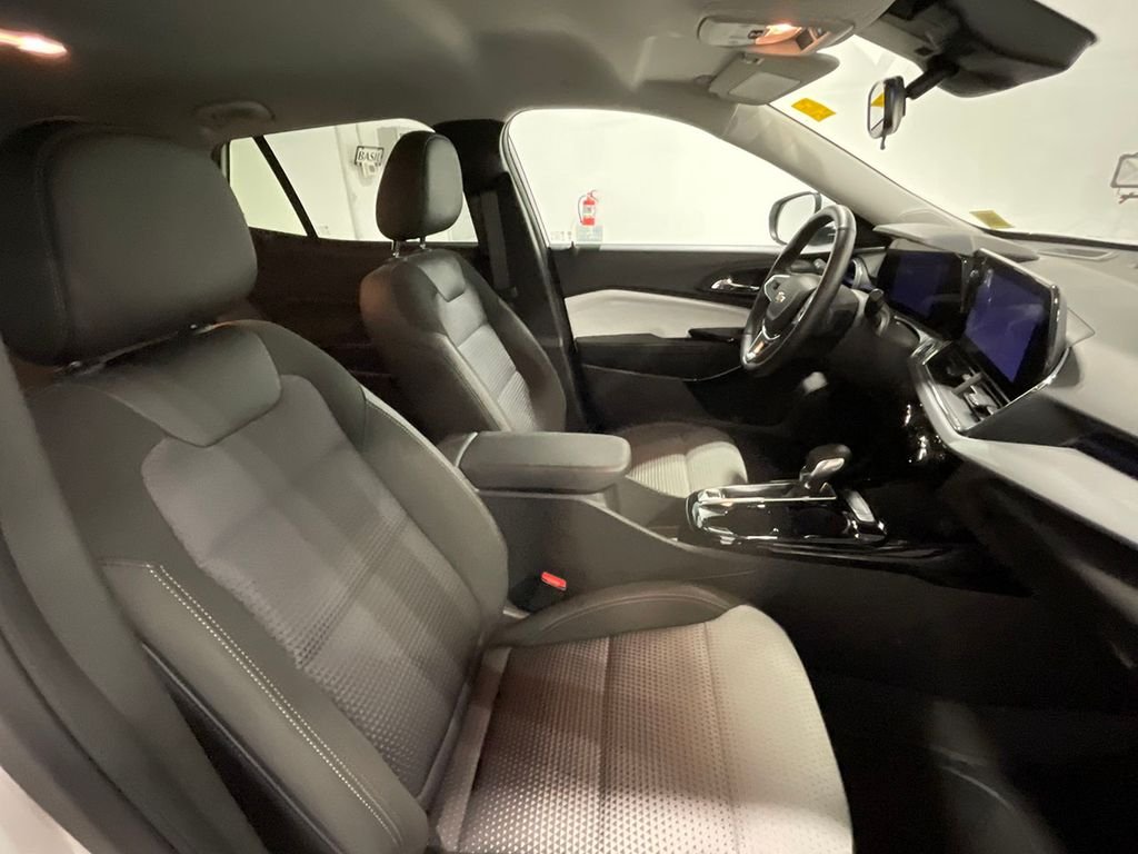 Used 2025 White Chevrolet LT image 25