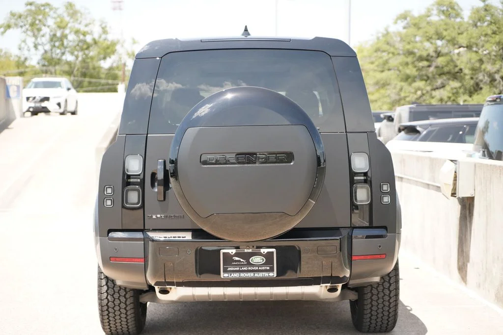 New 2026 Santorini Black Metallic Land Rover S image 7
