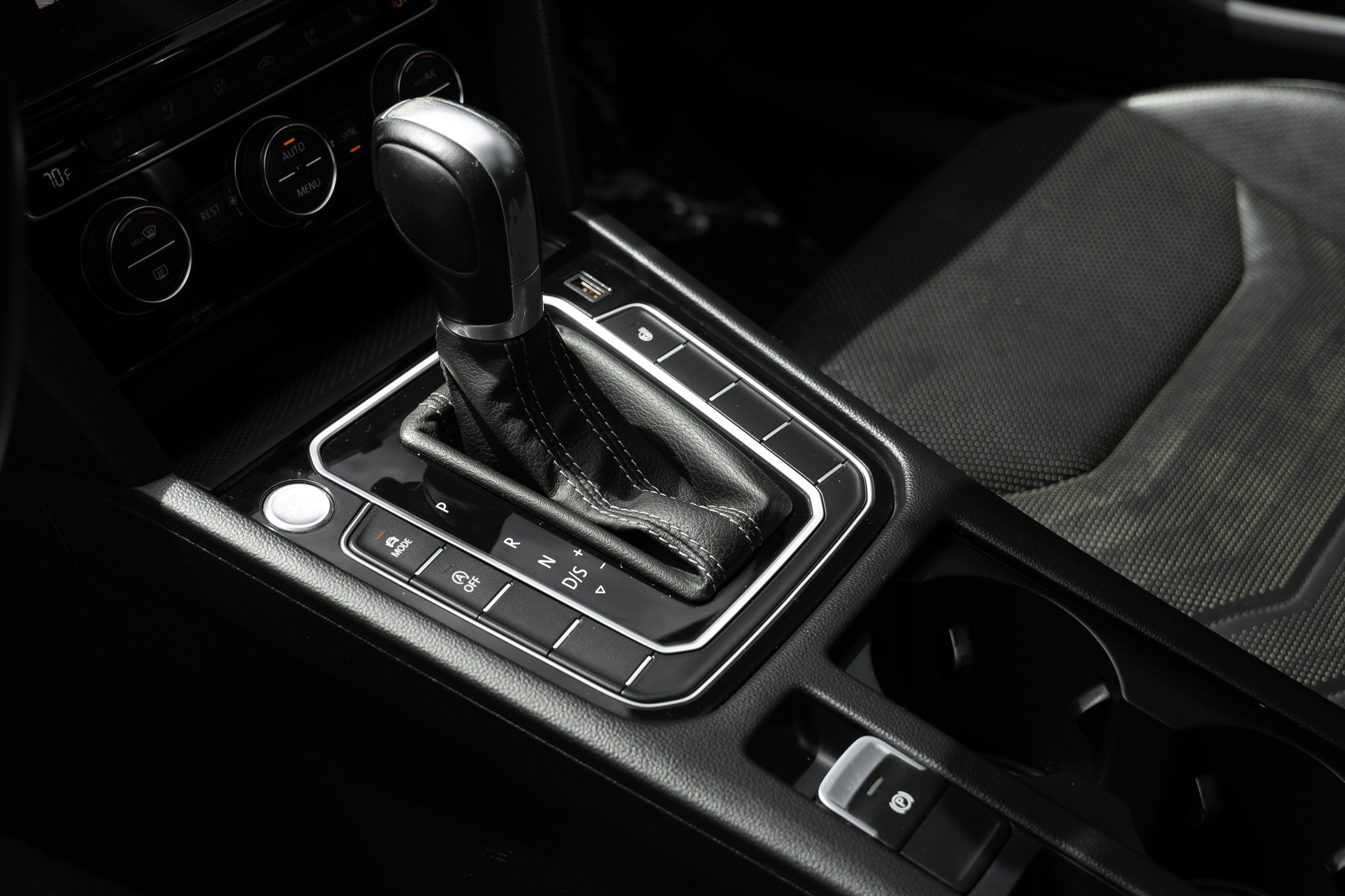 Used 2019 Pyrite Silver Metallic Volkswagen SEL Premium R-Line image 18
