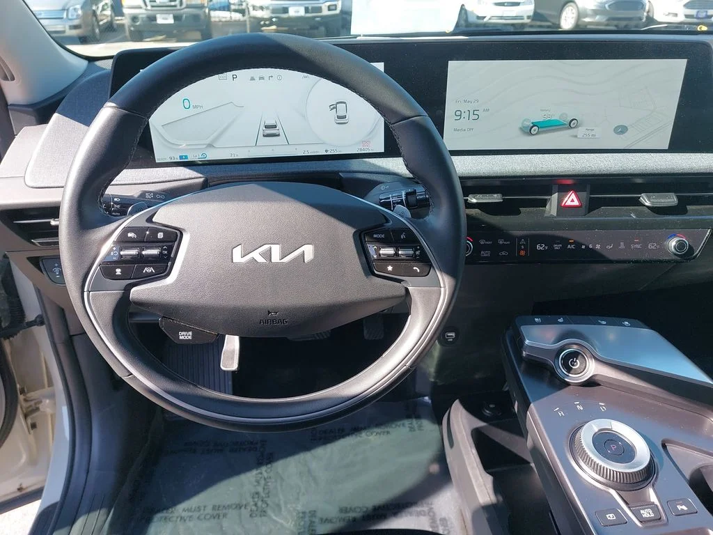Used 2023 White Kia Wind image 16