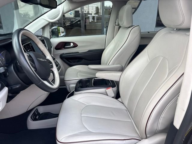 Used 2019 Gray Chrysler Limited image 5