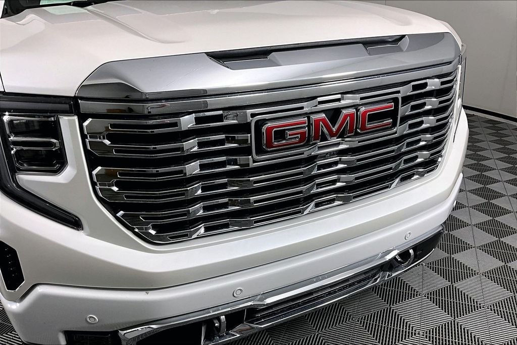 Used 2024 White GMC Denali image 31