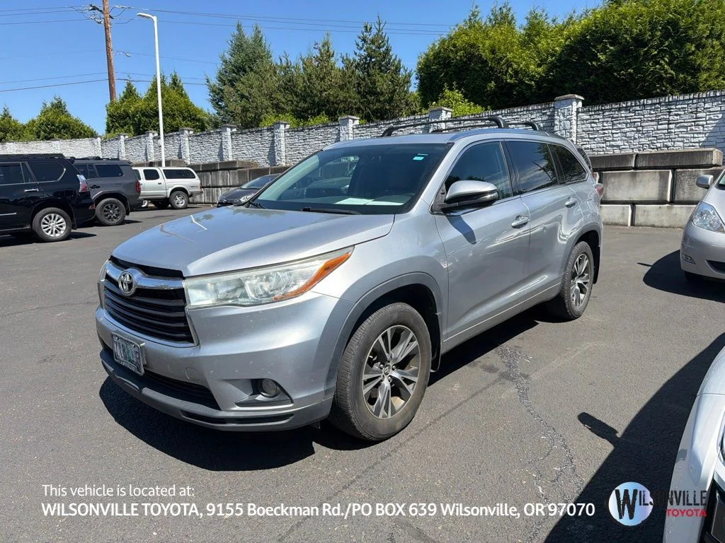 Used 2016 Silver Toyota XLE V6 image 1