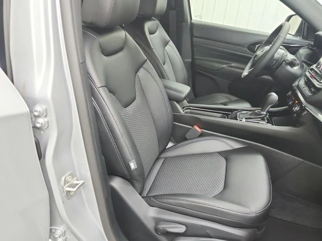 New 2026 Silver Zynith Metallic Clearcoat Jeep Latitude image 35