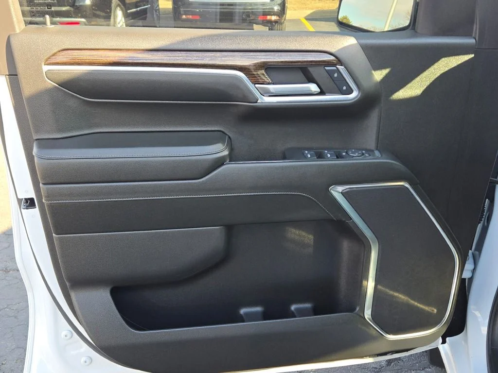 Used 2024 White GMC Elevation image 19