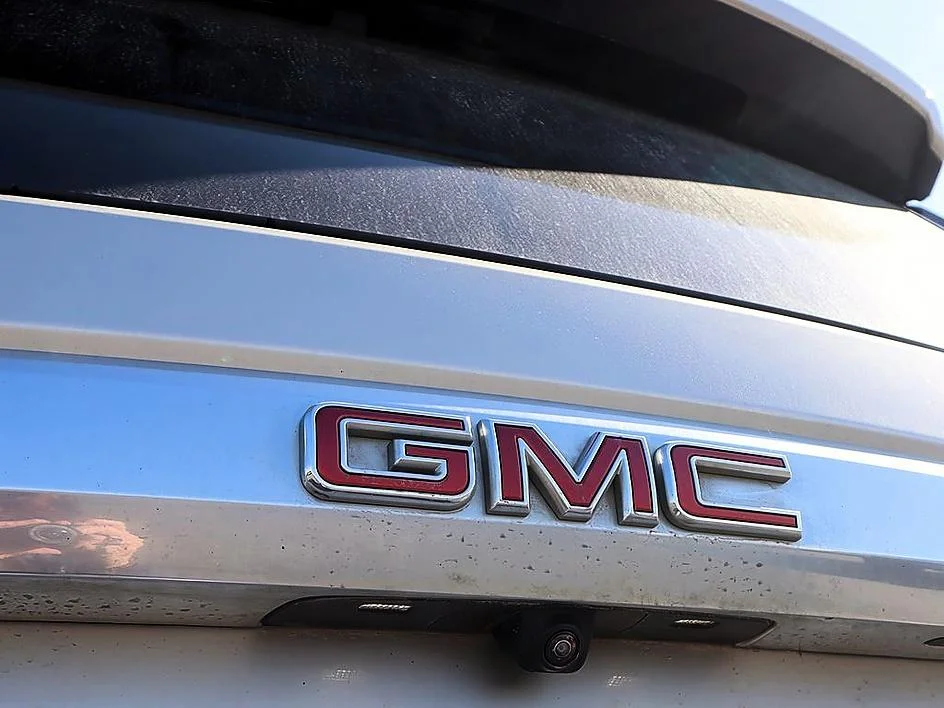 Used 2023 Pearl Beige Metallic GMC Denali image 33