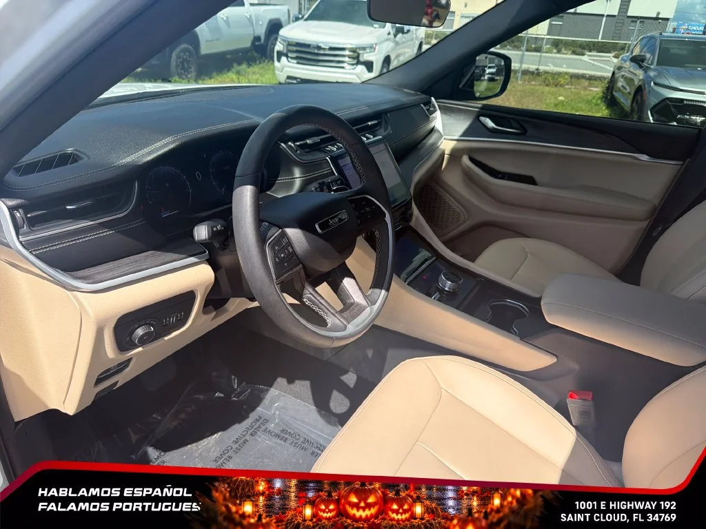 Used 2025 White Jeep Limited 4x4 image 14
