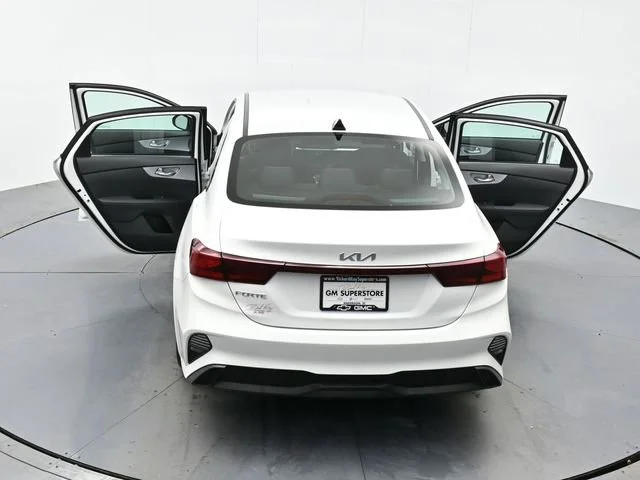 Used 2022 Snow White Pearl Kia LXS image 38