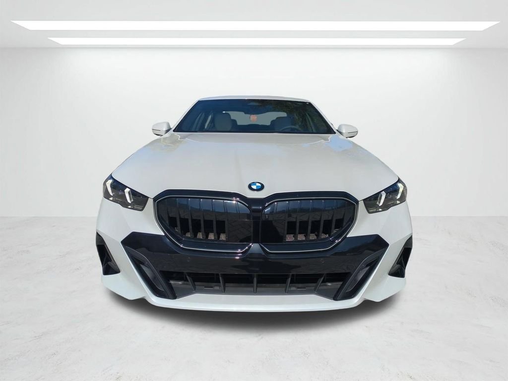 New 2027 Mineral White Metallic BMW 530i xDrive image 9
