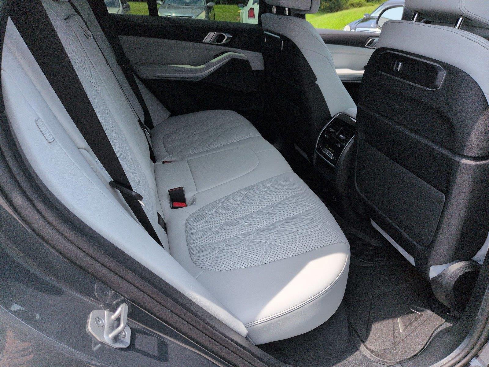 New 2026 Dravit Grey Metallic BMW xDrive40i image 37