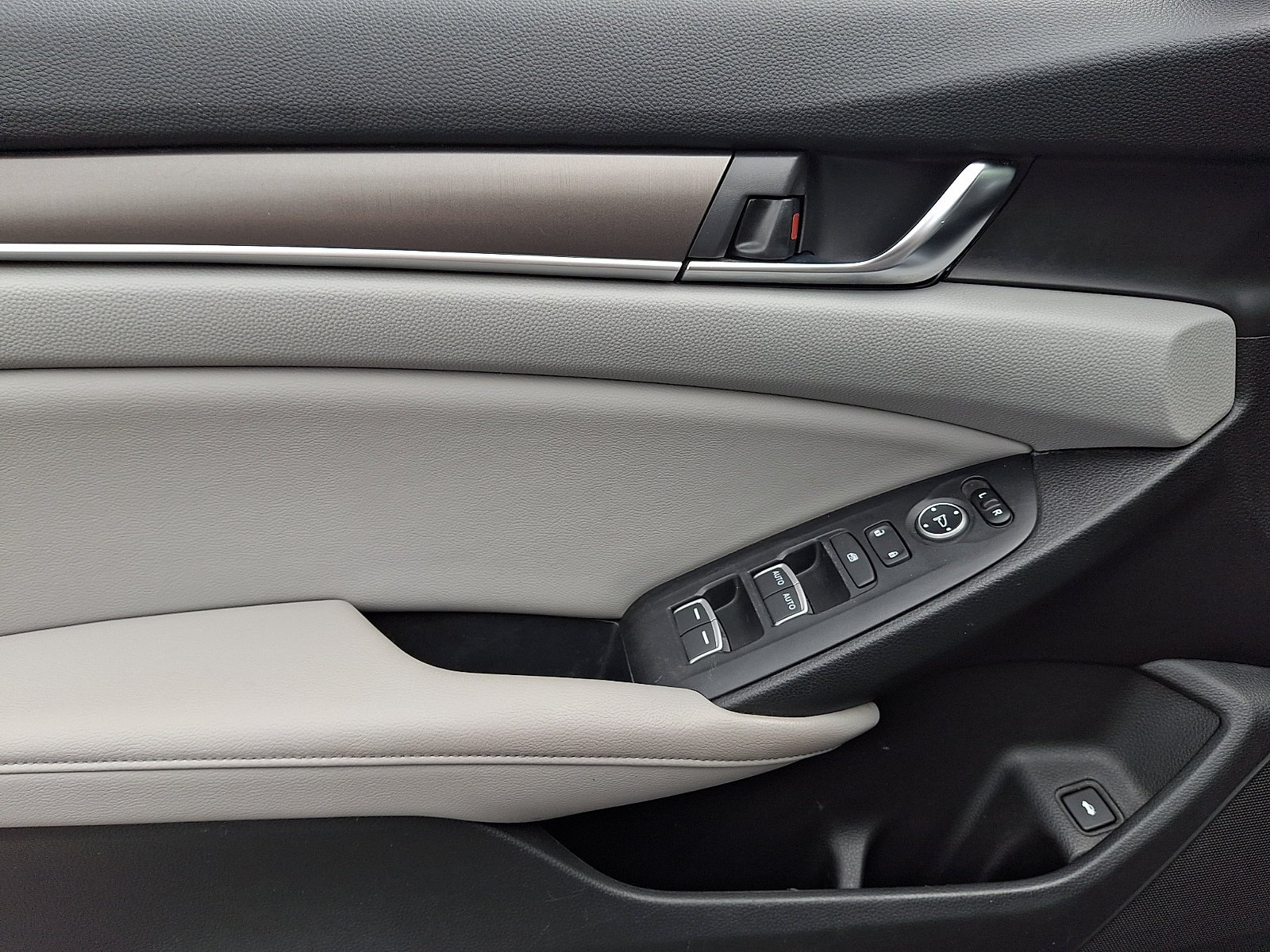 2018 Honda Accord LX - Photo 11