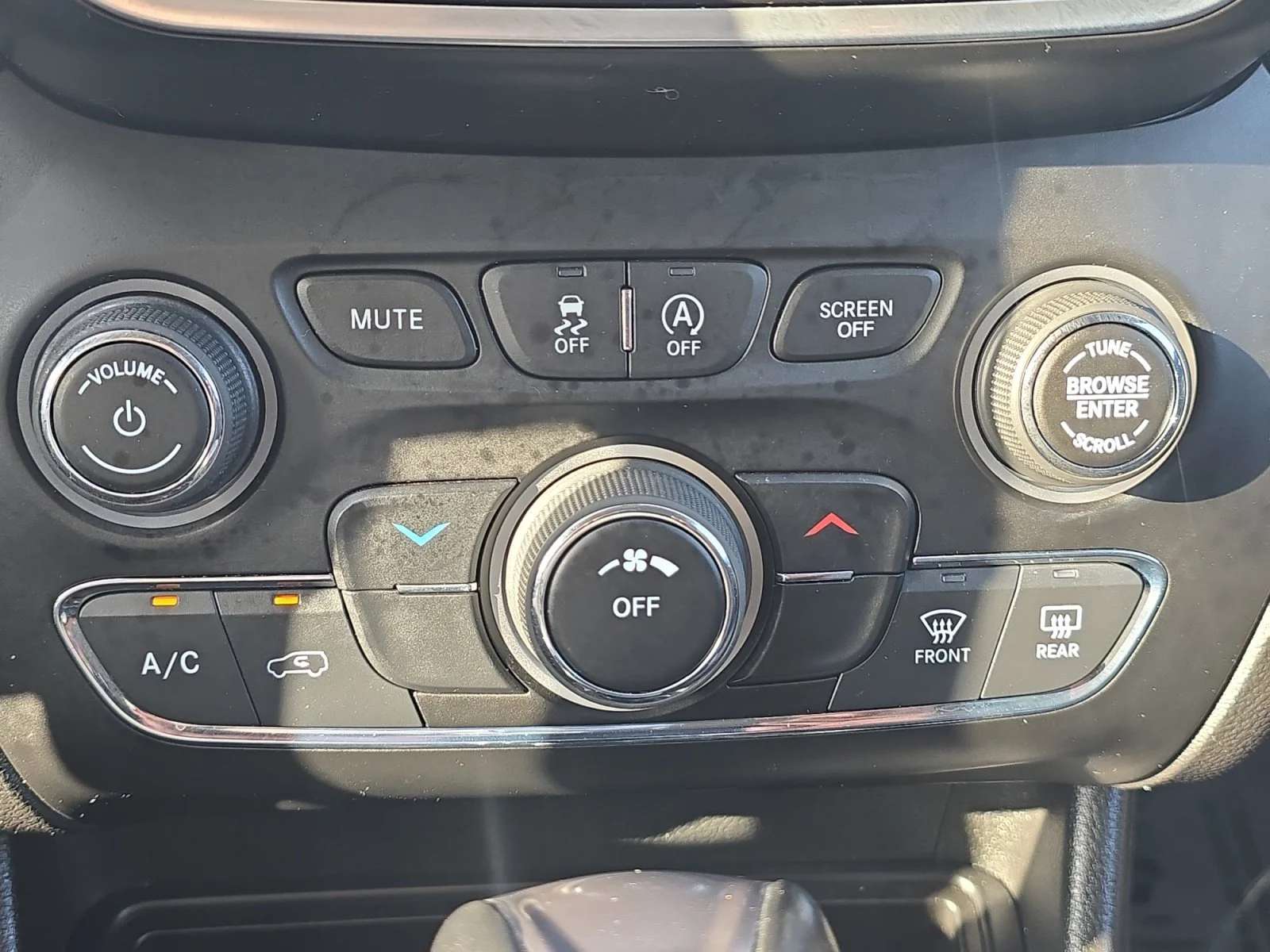 Used 2021 Bright White Clearcoat Jeep Latitude Lux image 17