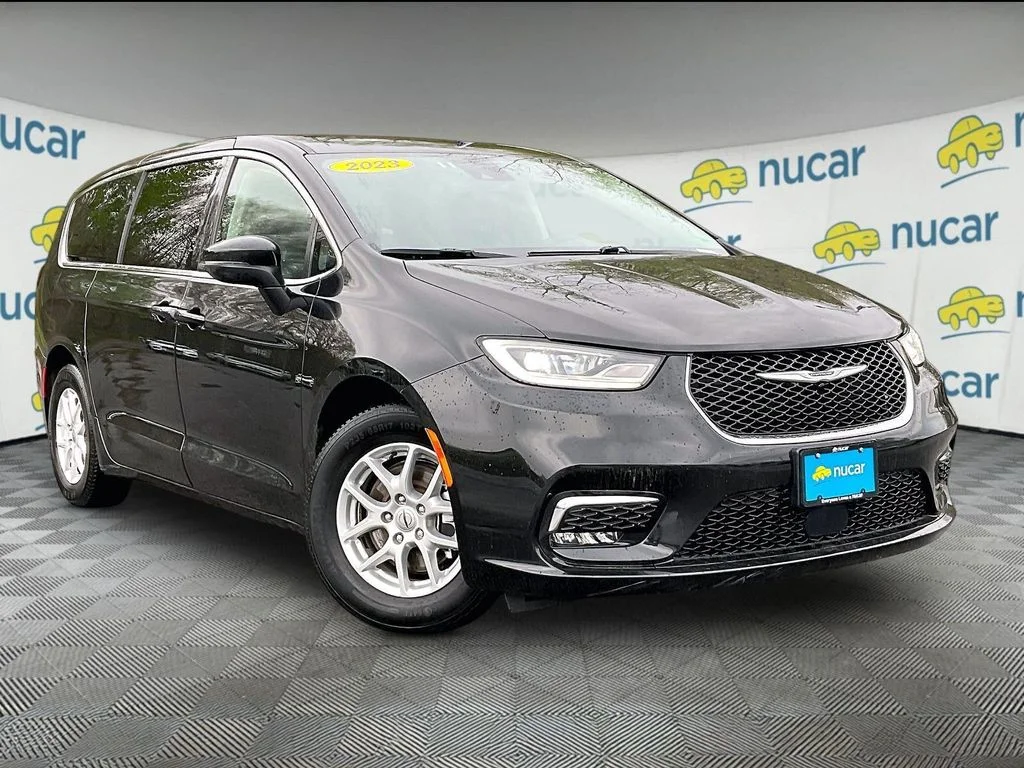 2023 Chrysler Pacifica Touring L's photo