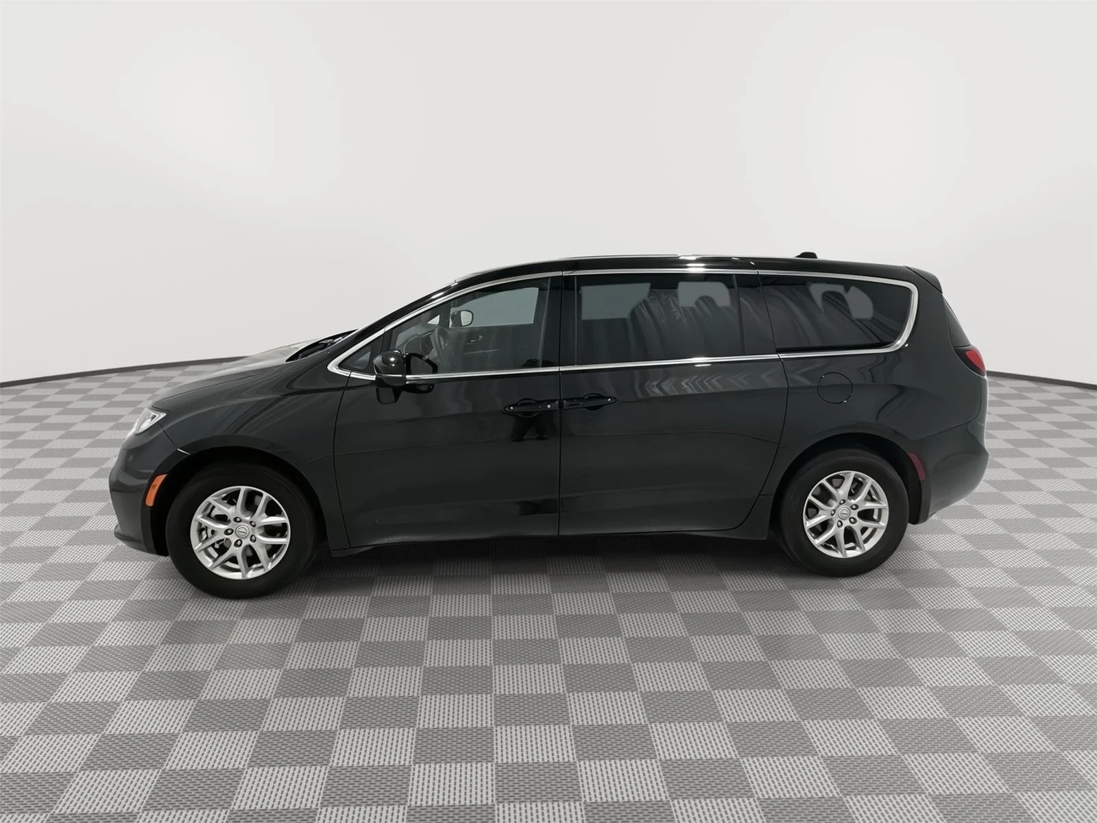 Used 2025 Chrysler Pacifica Select with VIN 2C4RC1BG8SR568407 for sale in Alexandria, Minnesota