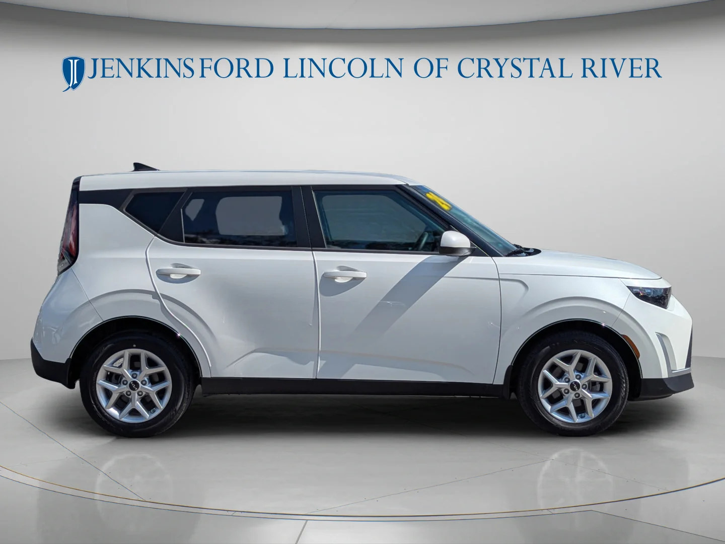 Used 2024 Snow White Pearl Kia LX image 3