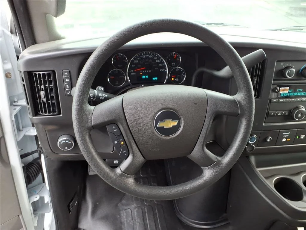 New 2025 Summit White Chevrolet 1WT image 5