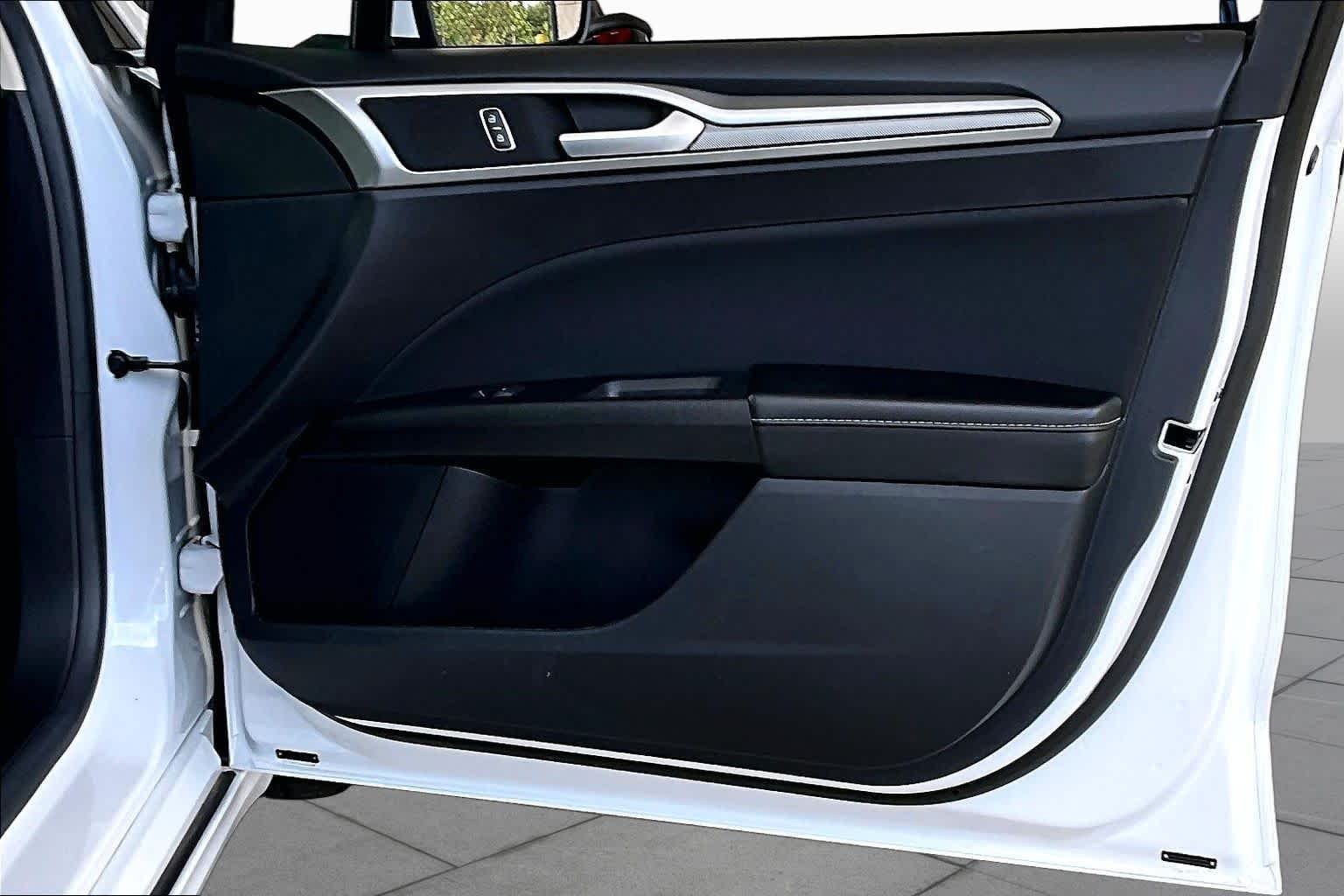 Used 2020 Oxford White Ford SE image 22