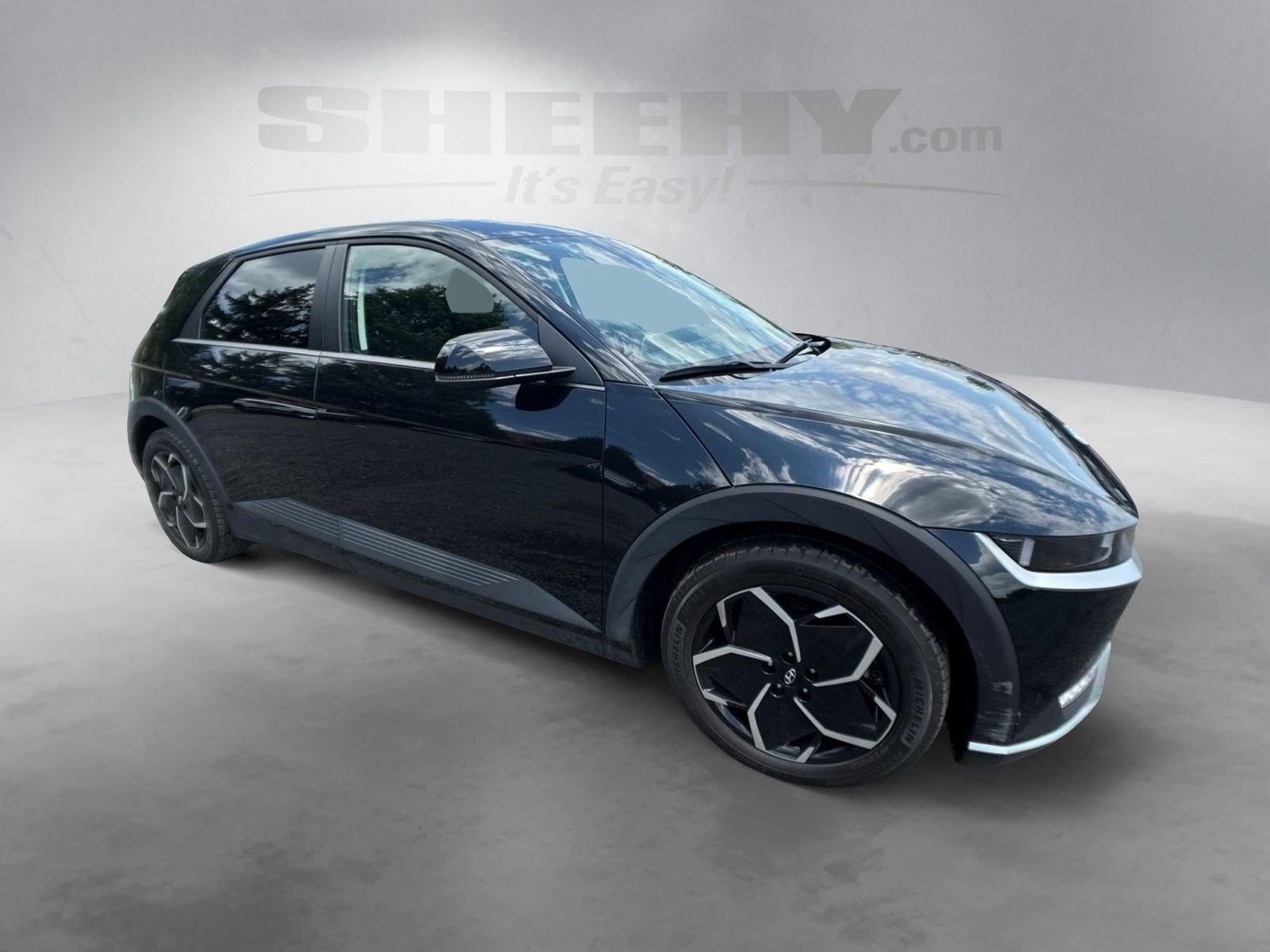 Used 2024 Black Hyundai SEL image 2