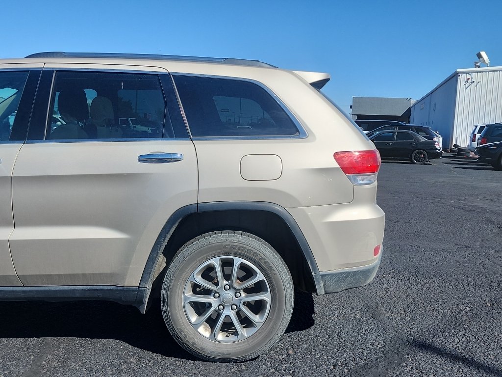 Used 2015 Champagne Jeep Limited image 8
